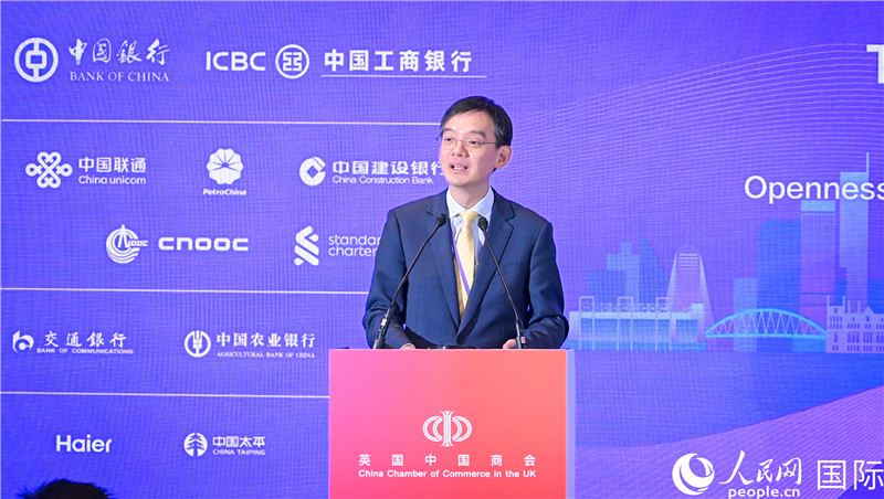 英國中國商會(huì)會(huì)長、中國銀行倫敦分行行長方文建 致歡迎辭。人民網(wǎng) 郭錦標(biāo)攝