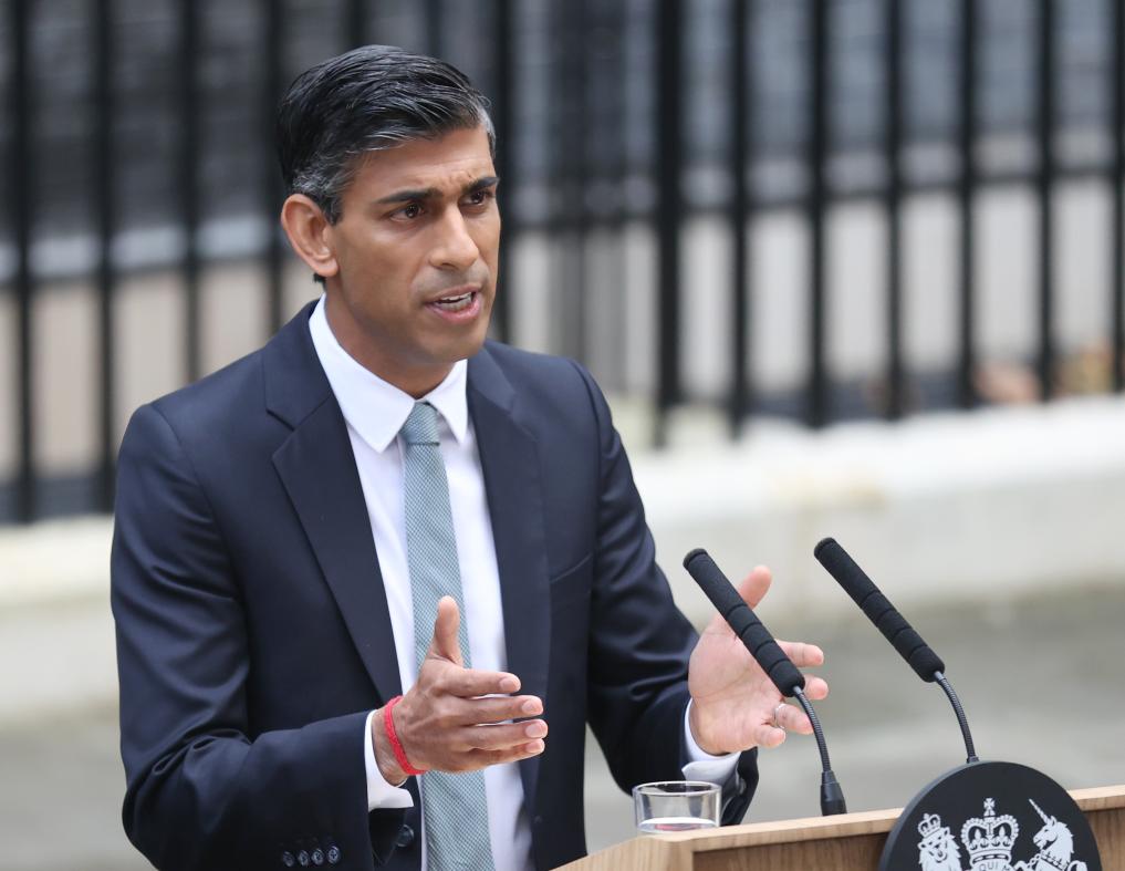 2022年10月25日，里?！ぬK納克在英國(guó)倫敦唐寧街10號(hào)首相府前發(fā)表講話。新華社記者李穎攝