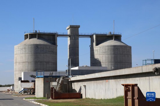 這是11月28日在突尼斯蘇塞市拍攝的中企承接建造的哈姆敦污水處理站一角。位于北非的突尼斯連續(xù)數(shù)年遭遇干旱，居民生活和農(nóng)業(yè)生產(chǎn)受到嚴(yán)重影響。突尼斯媒體近日?qǐng)?bào)道了中企承接的突尼斯南部蘇塞市污水處理廠項(xiàng)目，稱贊它不僅為當(dāng)?shù)剞r(nóng)民提供了穩(wěn)定的灌溉水源，還減少了環(huán)境污染。新華社記者 黃靈 攝