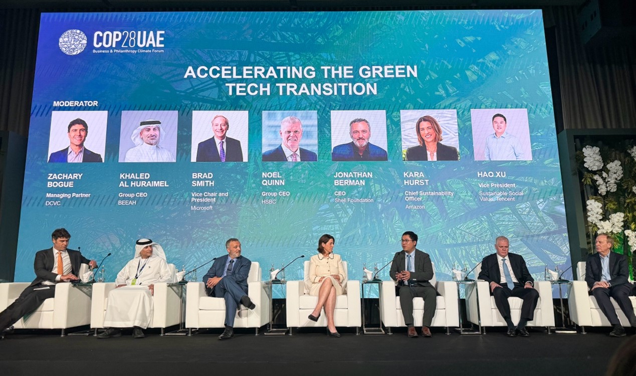 騰訊可持續(xù)社會價值副總裁、騰訊碳中和實驗室負責人許浩（右三）在COP28上和微軟公司主席(右一)、匯豐銀行全球首席執(zhí)行官(右二)以及亞馬遜首席可持續(xù)發(fā)展官(左四)等對話。圖片由騰訊公司提供