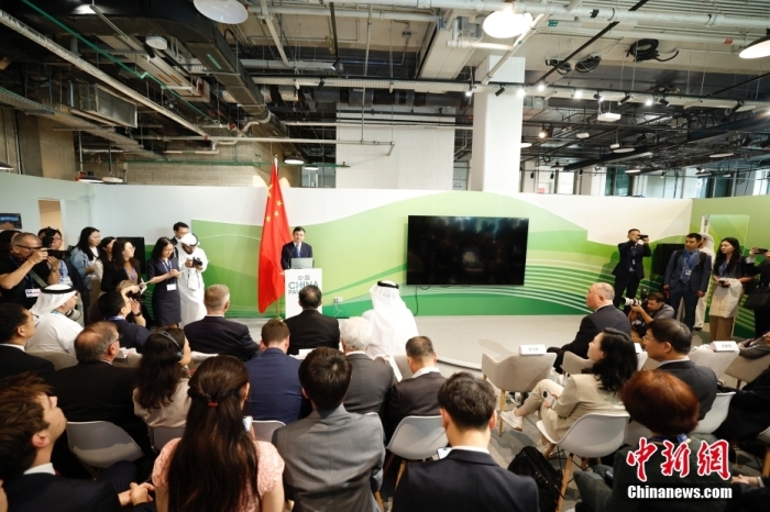 當(dāng)?shù)貢r間11月30日，《聯(lián)合國氣候變化框架公約》第28次締約方大會(COP28)中國角開幕式暨“生態(tài)文明與美麗中國實踐”邊會在迪拜舉行。圖為中國生態(tài)環(huán)境部部長黃潤秋在邊會上發(fā)表致辭。<a target='_blank' href='/' _fcksavedurl='/'><p  align=