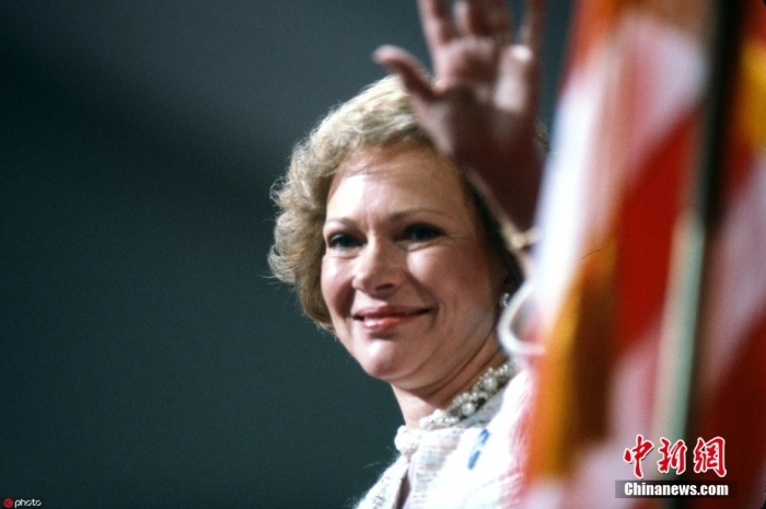 當?shù)貢r間11月19日，卡特中心宣布，美國前第一夫人羅莎琳·卡特于當天去世，享年96歲。根據(jù)卡特中心發(fā)布的聲明，在家人的陪伴下，羅莎琳·卡特在佐治亞州普萊恩斯的家中平靜地去世?？ㄌ刂行?7日宣布，羅莎琳·卡特開始接受臨終關懷。圖為羅莎琳·卡特資料圖。圖/ICphoto