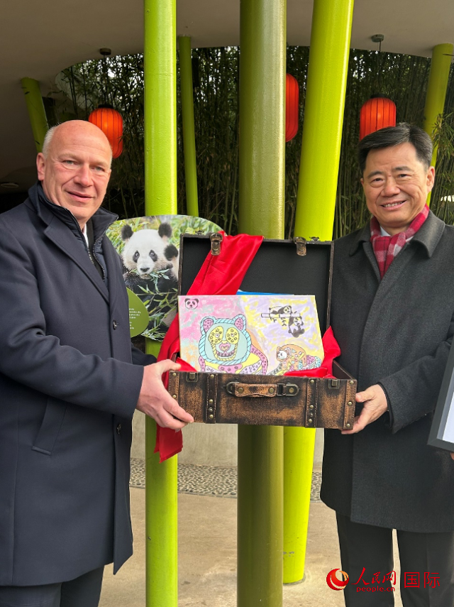 吳墾大使和韋格納市長手捧德國兒童為“夢想”“夢圓”準備的手繪“送別大禮包”。人民網記者 徐馨攝