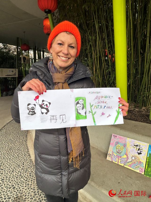桑德拉和德國小朋友們的作品。右圖寫著“祝福好運，再見 Pit和Paule（“夢想”“夢圓”的德語名字）”。人民網記者 徐馨攝