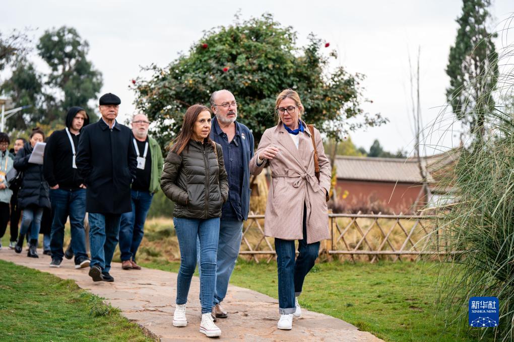 12月6日，世界媒體峰會(huì)參會(huì)代表在昆明市晉寧區(qū)小漁村參觀。新華社記者 胡超 攝