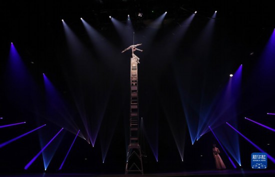 12月8日，演員在法國巴黎舉行的中國雜技“奇妙之夜”演出上表演《高椅》。新華社記者 高靜 攝