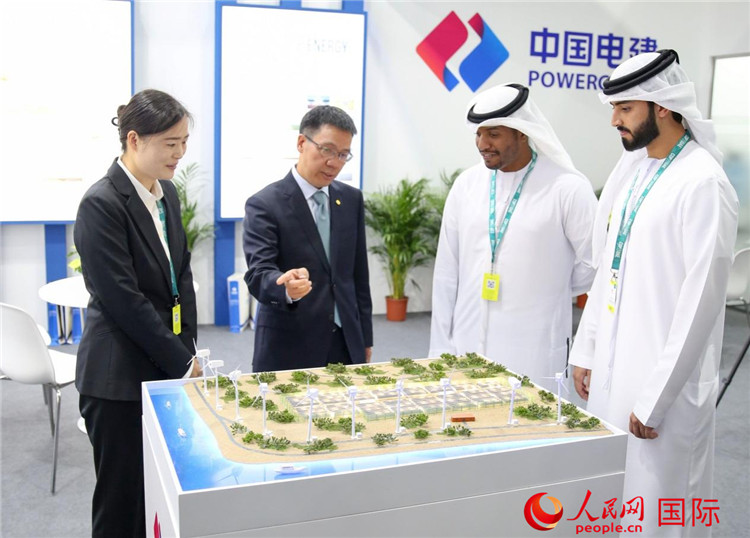 訪客在中國(guó)電建展臺(tái)參觀風(fēng)電項(xiàng)目沙盤。人民網(wǎng) 塔里克·易卜拉欣攝