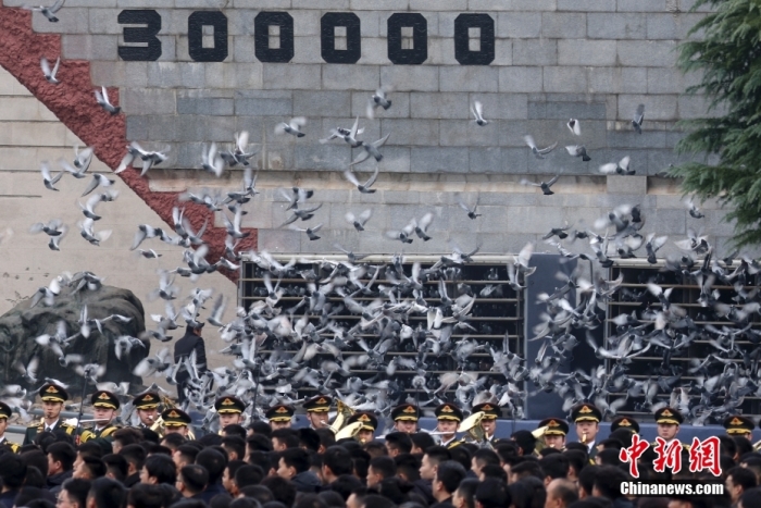 12月13日是第十個南京大屠殺死難者國家公祭日。當(dāng)天上午，南京大屠殺死難者國家公祭儀式在侵華日軍南京大屠殺遇難同胞紀(jì)念館舉行。圖為國家公祭儀式現(xiàn)場。<a target='_blank' href='/'><p  align=