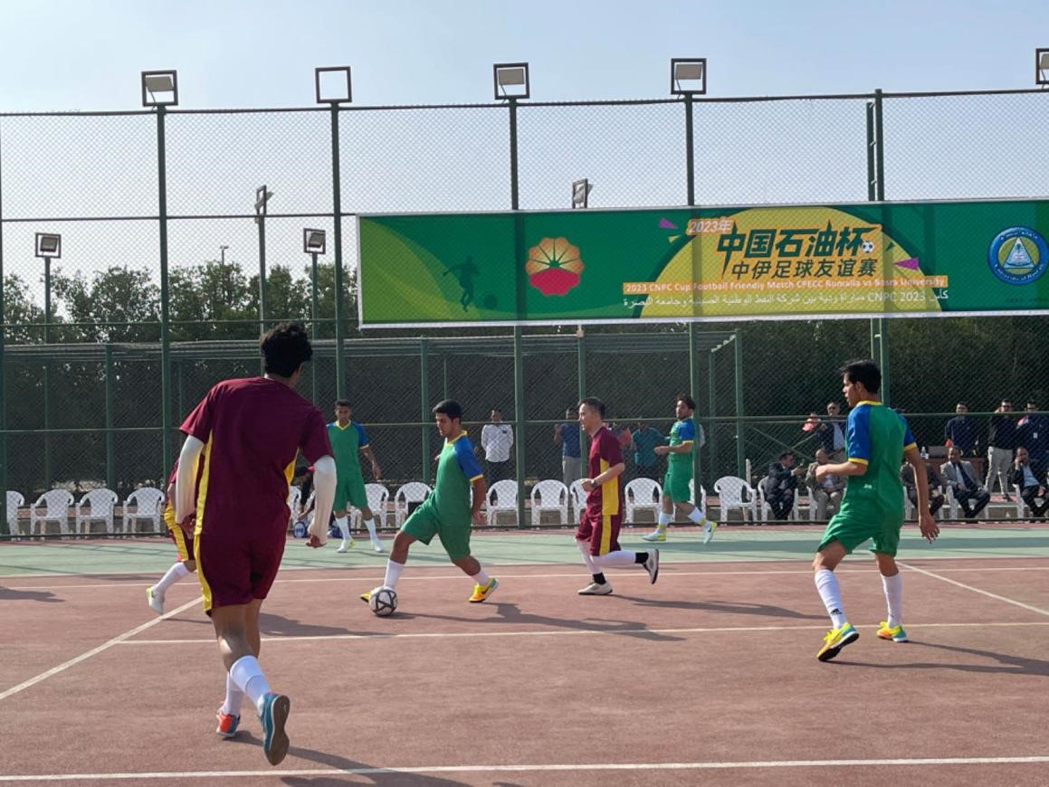 12月14日，中國石油（伊拉克）魯邁拉片區(qū)舉辦公共開放日和足球友誼賽。中國石油工程建設有限公司魯邁拉項目代表隊與巴士拉大學代表隊進行了比賽，巴士拉大學代表隊獲勝。文學軍攝