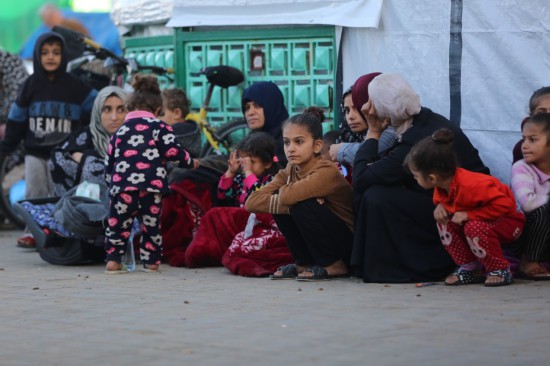 這是12月3日在加沙地帶代爾拜拉赫一家醫(yī)院拍攝的流離失所的巴勒斯坦人。新華社發(fā)