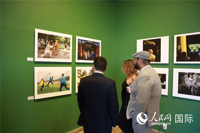 巴西民眾在攝影展作品前駐足欣賞。 人民網(wǎng)記者 陳海琪攝