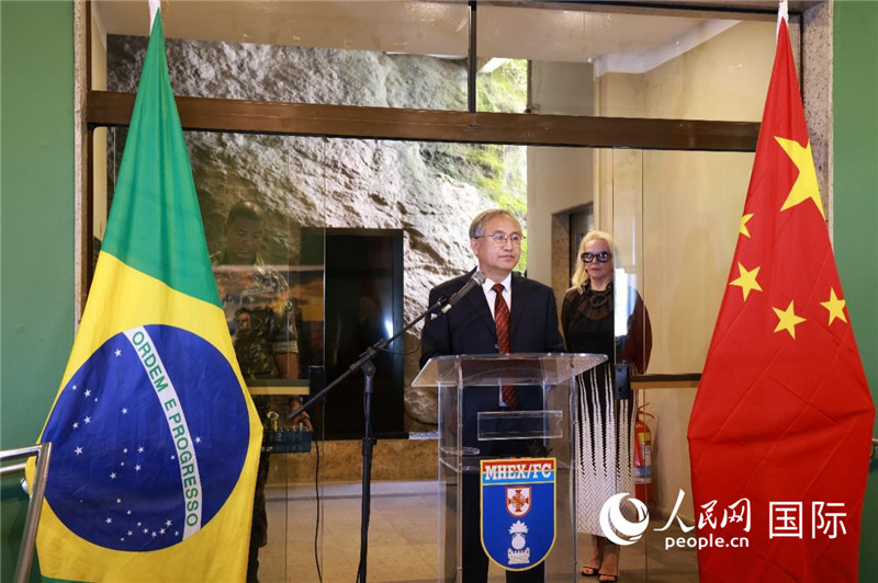 中國攝影家協(xié)會駐會副主席鄭更生在攝影展開幕式上致辭。 人民網(wǎng)記者 陳海琪攝