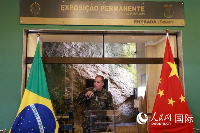 科帕卡瓦納要塞司令亞歷山大·羅伯托在攝影展開幕式上致辭。 人民網(wǎng)記者 陳海琪攝