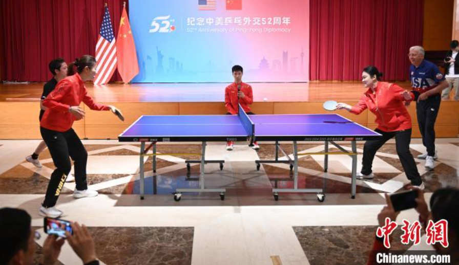 當?shù)貢r間12月13日，中國駐美使館在華盛頓舉辦慶?；顒蛹o念中美乒乓外交52周年。圖為丁寧、劉偉、戴爾等中美運動員上演混雙表演賽。中新社記者 陳孟統(tǒng) 攝
