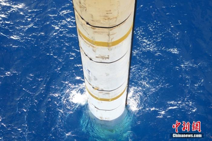 鉆井平臺(tái)上伸入海中的設(shè)備。<a target='_blank' href='/' _fcksavedurl='/' ><p  align=