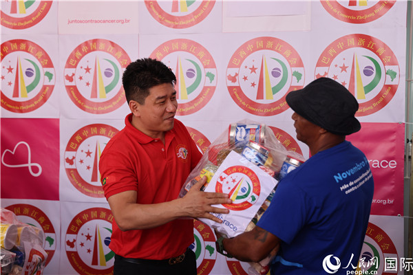 鄭俠茂向癌癥患者捐贈食品籃。人民網(wǎng)記者 時(shí)元皓攝