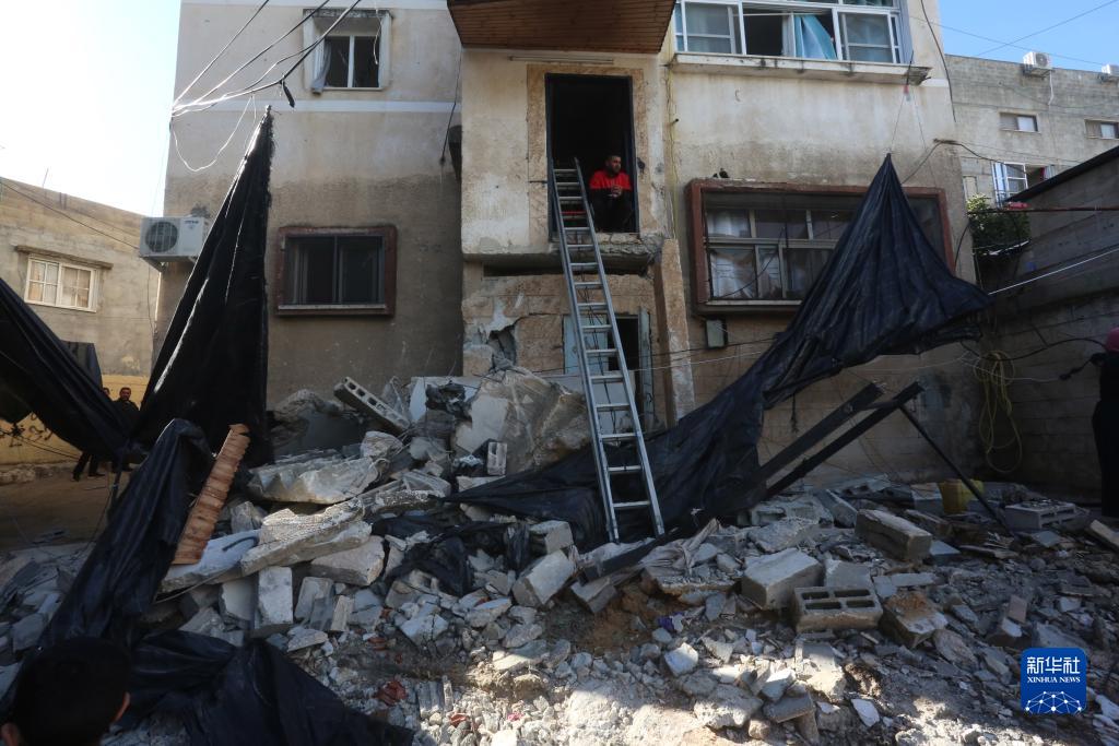 12月17日，在約旦河西岸城市圖勒凱爾姆附近的一處難民營(yíng)，人們查看在沖突中損毀的房屋。新華社發(fā)（尼達(dá)爾·艾仕塔耶?dāng)z）