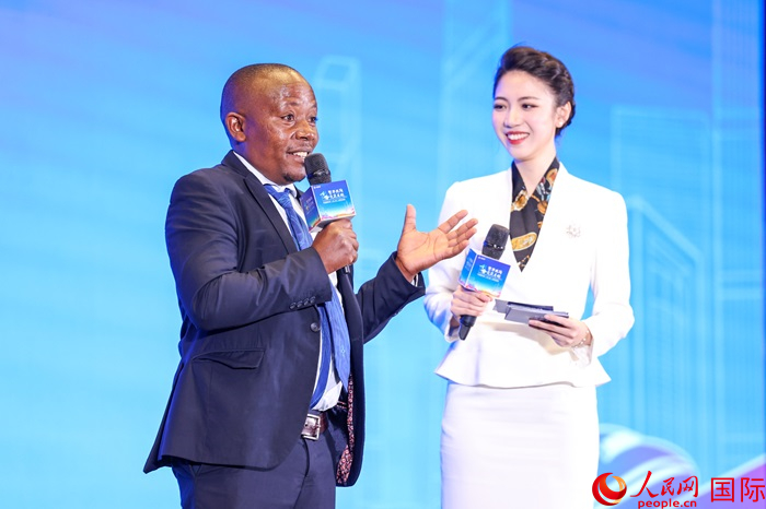 來(lái)自烏干達(dá)坎帕拉—恩德培機(jī)場(chǎng)高速公路項(xiàng)目的赫爾曼（左）被評(píng)為中國(guó)交建共建“一帶一路”最美外籍建設(shè)者之一。人民網(wǎng)記者 趙益普攝