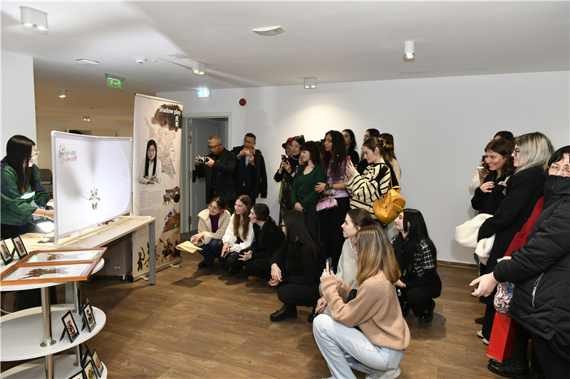 圖為觀眾欣賞帶有“你好中國”標(biāo)識的皮影展示。 布加勒斯特中國文化中心供圖。