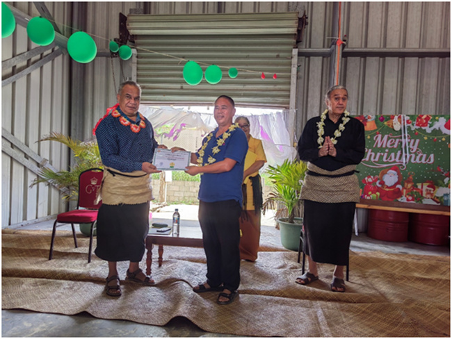 湯加農(nóng)林食品部部長(zhǎng)佛赫為唐匯勇組長(zhǎng)頒發(fā)獎(jiǎng)狀和獎(jiǎng)金。援湯加第六期農(nóng)業(yè)技術(shù)援助項(xiàng)目組供圖