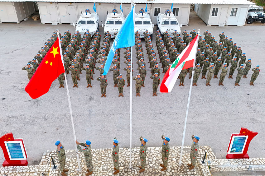 1月1日，中國第22批赴黎巴嫩維和官兵們舉行升旗儀式。胡光明攝