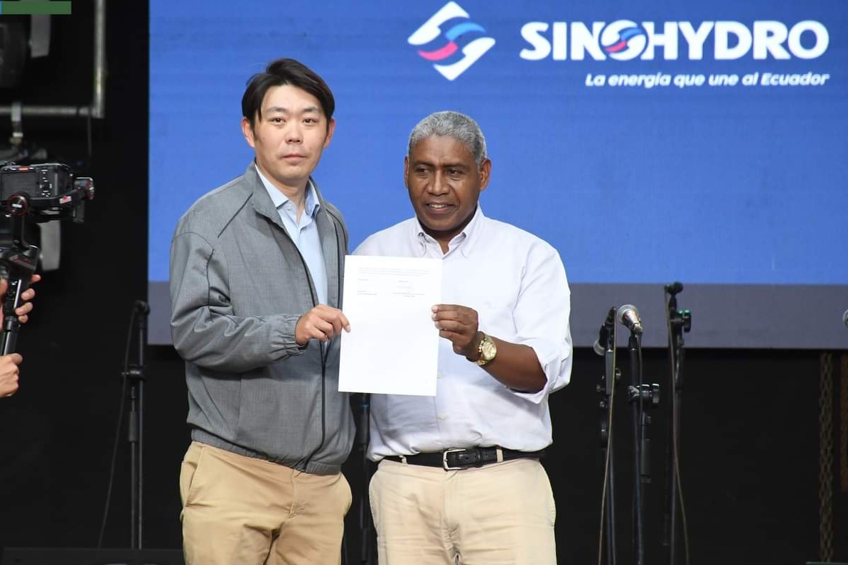 中國電建厄瓜多爾國別代表白納（左）代表中國電建向厄瓜多爾埃爾查科市康復(fù)中心捐贈(zèng)了一批康復(fù)器材，埃爾查科市市長奧斯卡·德拉克魯斯·卡瓦蒂霍（右）對(duì)中國企業(yè)的善舉表示感謝。中國電建厄瓜多爾代表處供圖