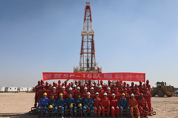 12月25日，中石化國工科威特分公司SINOPEC-16隊在科威特北部油區(qū)順利開鉆。中石化供圖
