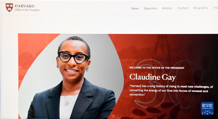 美國媒體1月2日報道，哈佛大學校長蓋伊宣布辭職。這是1月2日拍攝的有蓋伊照片的哈佛大學官網(wǎng)校長辦公室頁面。新華社記者李睿 攝