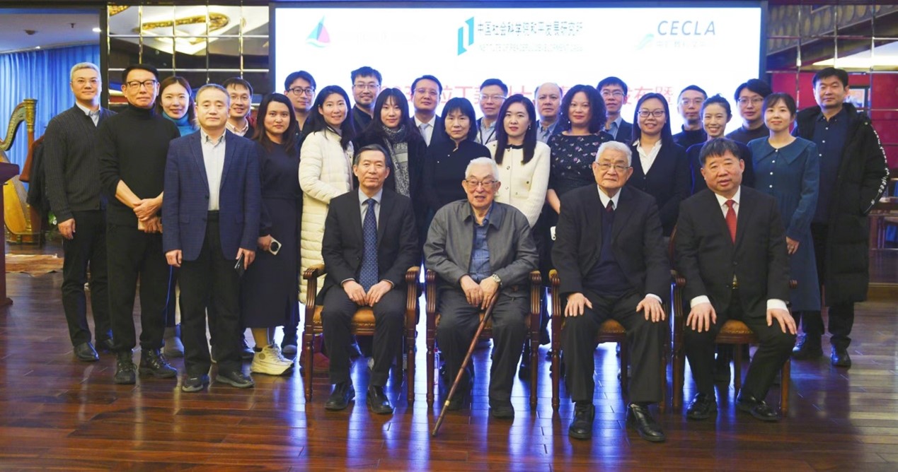 與會(huì)專(zhuān)家學(xué)者舉行合影。主辦方供圖