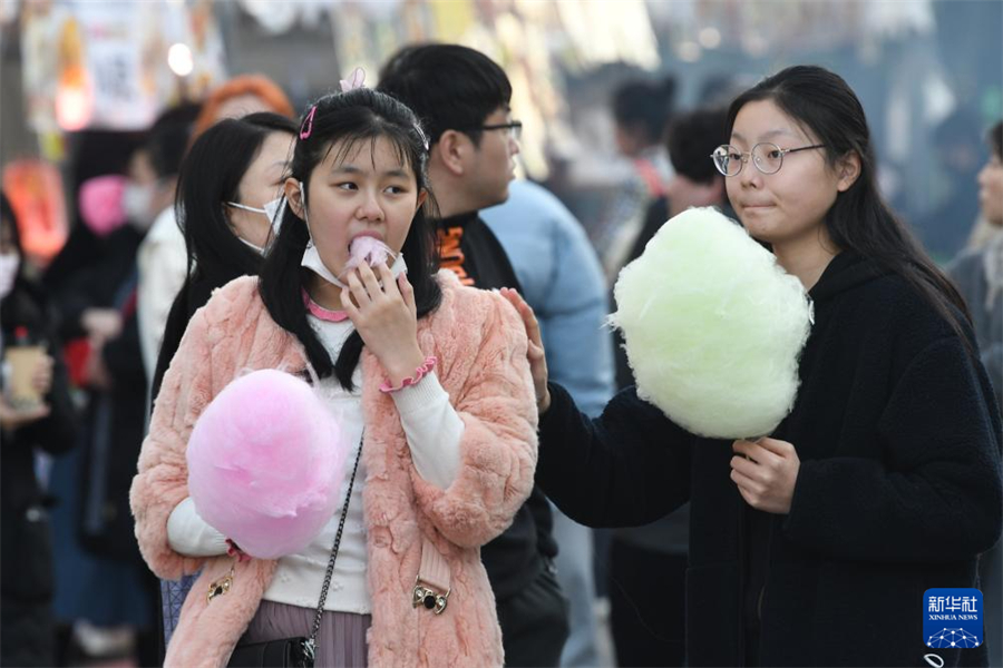 1月5日，在日本名古屋市第18屆“名古屋中國(guó)春節(jié)祭”上，游客品嘗棉花糖。新華社記者 岳晨星 攝