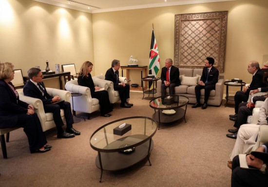 1月7日，約旦國王阿卜杜拉二世（中右）在安曼會見到訪的美國國務(wù)卿布林肯（中左）。新華社發(fā)（約旦王宮供圖）