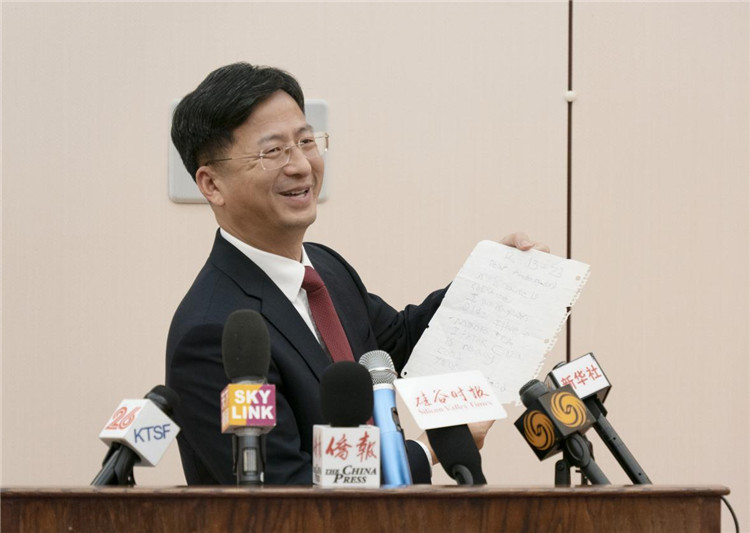 張建敏總領(lǐng)事向媒體展示領(lǐng)區(qū)小學(xué)生來(lái)信。中國(guó)駐舊金山總領(lǐng)館供圖