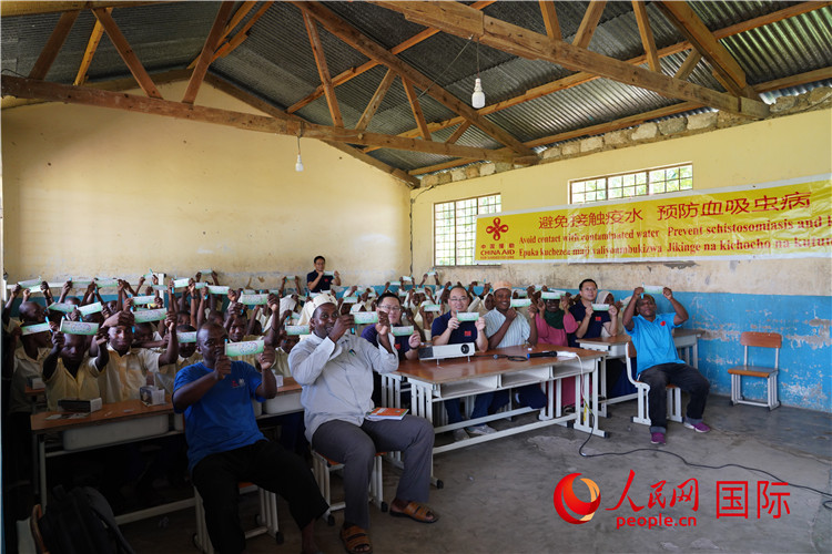 中國專家組走進(jìn)姆坦噶尼小學(xué)開展血吸蟲病防治健康教育。人民網(wǎng)記者 黃煒鑫攝
