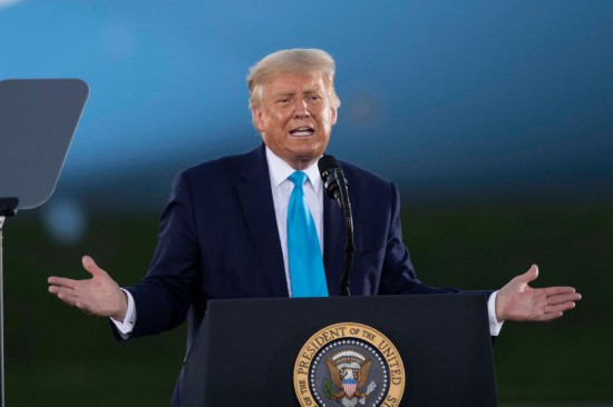 這是2020年9月3日時(shí)任美國(guó)總統(tǒng)特朗普在美國(guó)賓夕法尼亞州拉特羅布參加競(jìng)選集會(huì)的資料照片。新華社記者劉杰攝