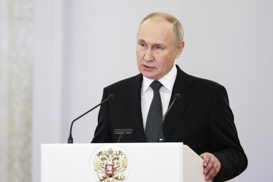 2023年12月8日，俄羅斯總統(tǒng)普京在莫斯科克里姆林宮出席“祖國(guó)英雄日”慶祝儀式。新華社/塔斯社