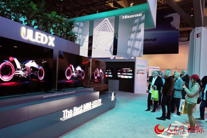 海信在此次展會上推出ULED X系列電視110UX，是全球首臺4萬+分區(qū)MiniLED電視，斬獲2024年美國消費電子展創(chuàng)新獎。人民網記者 李志偉攝