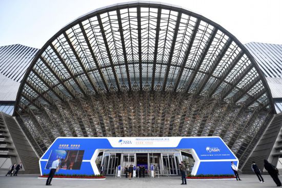 2023年10月30日，參會(huì)嘉賓步入長(zhǎng)沙國(guó)際會(huì)議中心。當(dāng)日，以“全球發(fā)展 共享安全”為主題的博鰲亞洲論壇全球經(jīng)濟(jì)發(fā)展與安全論壇第二屆大會(huì)在湖南長(zhǎng)沙開(kāi)幕。新華社記者 陳振海 攝