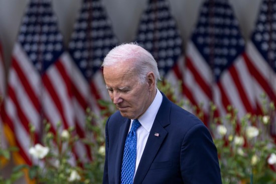 2023年4月24日，美國(guó)總統(tǒng)拜登在首都華盛頓白宮出席活動(dòng)。新華社發(fā)（亞倫攝）