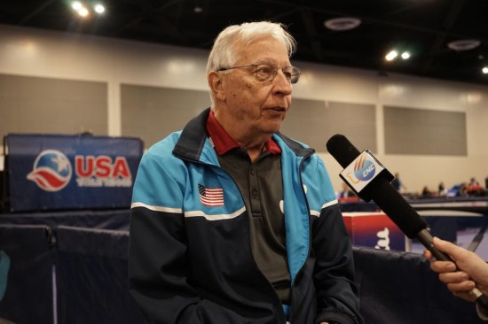 2023年12月16日，中美“乒乓外交”親歷者戴爾·斯威里斯在2023年美國乒乓球公開賽老年組比賽間隙接受新華社記者專訪。