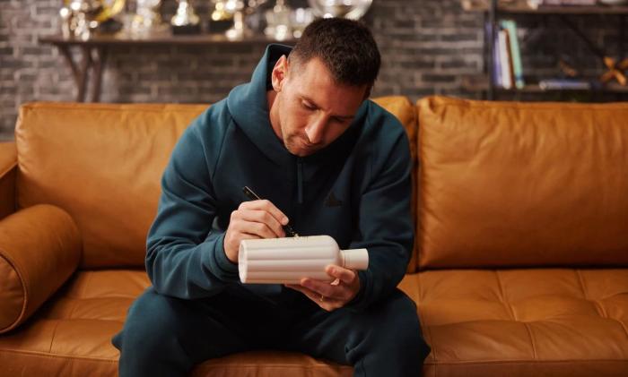 2023年10月，赤水河酒曬出的梅西為赤水河酒酒瓶簽名照片。 截圖自