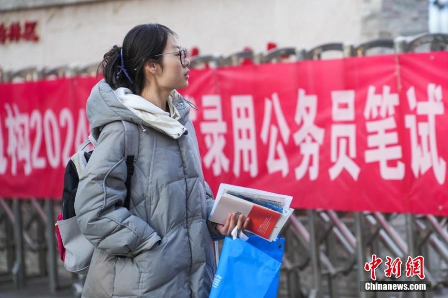 2023年11月26日，山西省太原市，考生步入考場。當日，中央機關(guān)及其直屬機構(gòu)2024年度考試錄用公務(wù)員公共科目筆試舉行。<a target='_blank' href='/'><p  align=