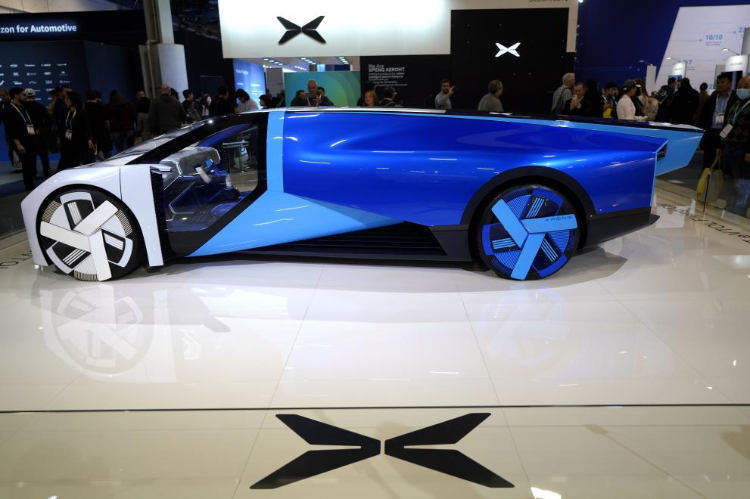 1月11日，人們?cè)诿绹?guó)拉斯維加斯消費(fèi)電子展小鵬公司展臺(tái)觀看電動(dòng)飛行汽車Aeroht。新華社記者吳曉凌攝