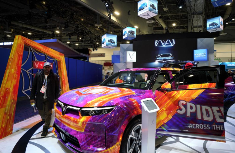 1月11日，人們?cè)诿绹?guó)拉斯維加斯消費(fèi)電子展越南電動(dòng)汽車制造商VinFast展臺(tái)參觀。新華社記者吳曉凌攝