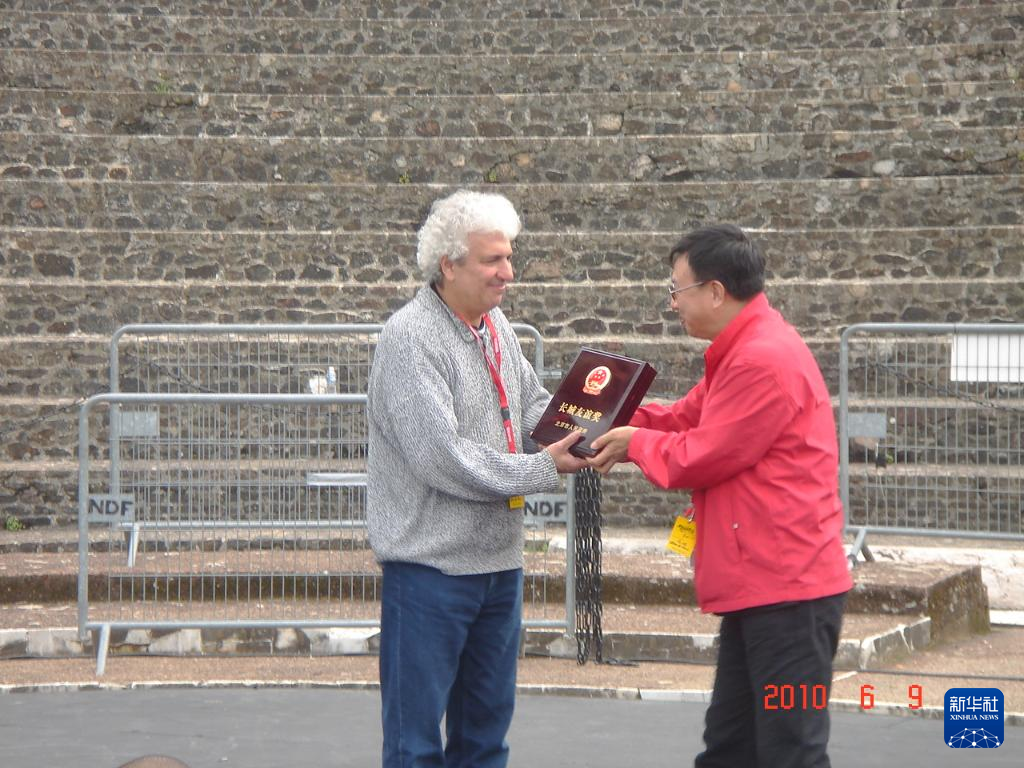 這是2010年帕特里克·索米耶(圖左)獲頒北京市人民政府授予的“長城友誼獎(jiǎng)”時(shí)的資料照片。新華社發(fā)(受訪對(duì)象供圖)