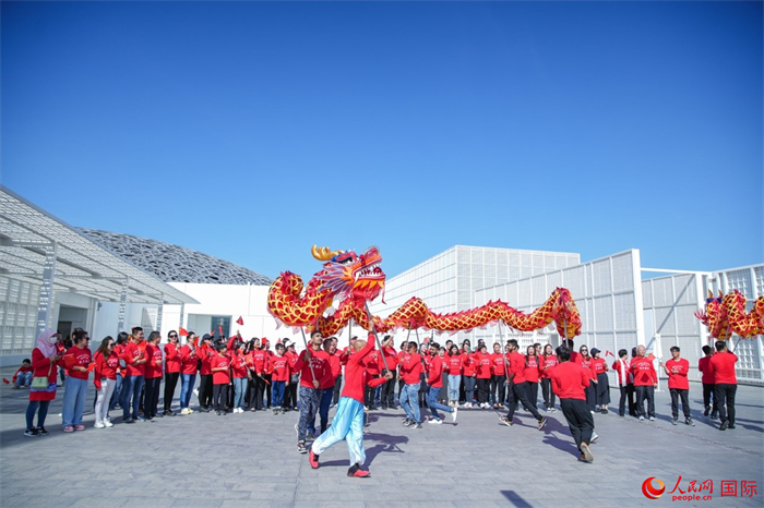 舞龍表演。人民網(wǎng) 塔里克·易卜拉欣攝