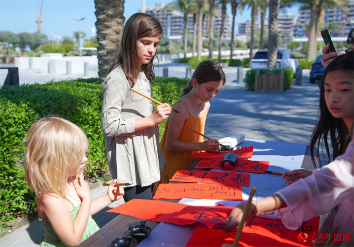 小朋友體驗書法創(chuàng)作。人民網(wǎng) 塔里克·易卜拉欣攝