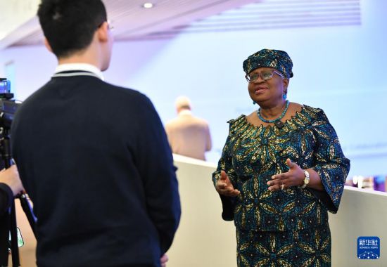 1月18日，世界貿(mào)易組織總干事伊維拉在瑞士達(dá)沃斯舉行的世界經(jīng)濟論壇2024年年會期間接受新華社記者專訪。新華社記者 連漪 攝