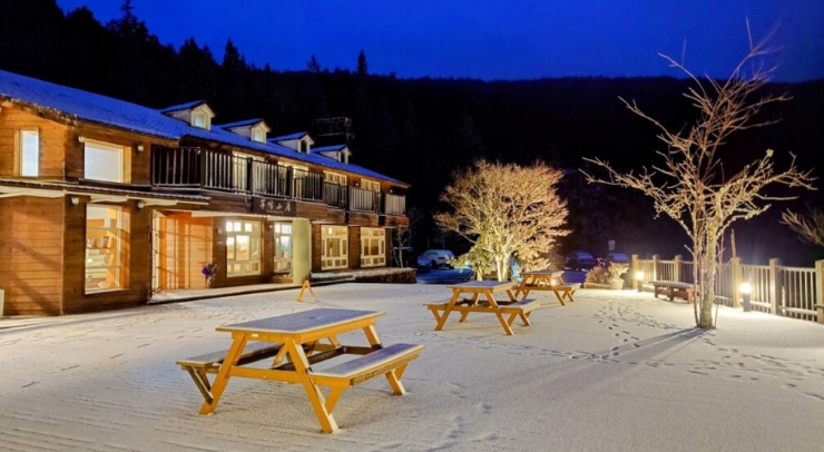 位在宜蘭縣內(nèi)的太平山森林游樂區(qū)23日凌晨開始下雪，園區(qū)翠峰山屋前一片雪白。圖片來源：臺灣“中央社”。