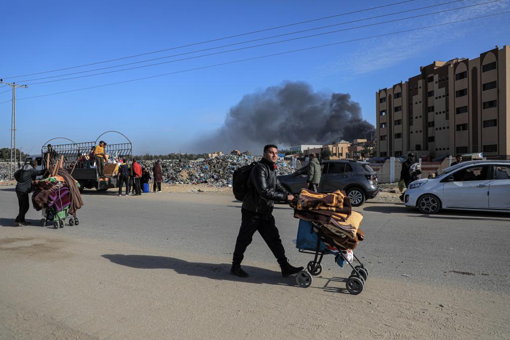 1月22日，在加沙地帶南部城市汗尤尼斯，人們逃離家園。新華社發(fā)（里澤克·阿卜杜勒賈瓦德攝）
