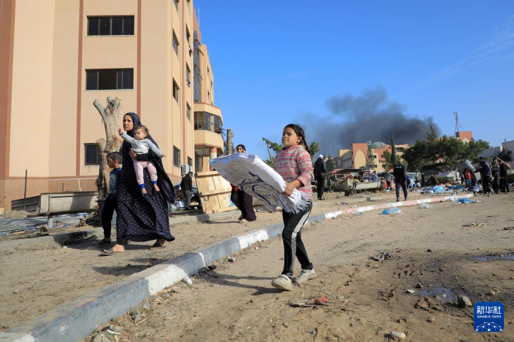 1月22日，加沙地帶南部城市汗尤尼斯遭到以軍攻擊后升起濃煙。新華社發(fā)（里澤克·阿卜杜勒賈瓦德攝）